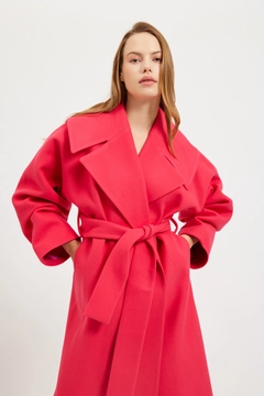 Bir model, Setre toptan giyim markasının 31723 - Coat - Fuchsia toptan Kaban ürününü sergiliyor.