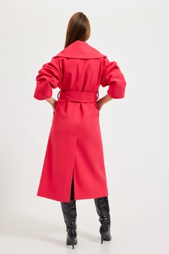 Ένα μοντέλο χονδρικής πώλησης ρούχων φοράει 31723 - Coat - Fuchsia, τούρκικο Σακάκι χονδρικής πώλησης από Setre