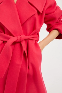 Bir model, Setre toptan giyim markasının 31723 - Coat - Fuchsia toptan Kaban ürününü sergiliyor.