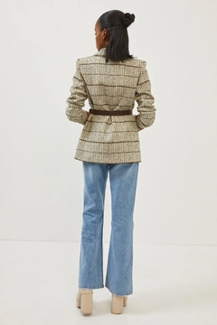 Una modella di abbigliamento all'ingrosso indossa 32965 - Jacket - Beige And Brown, vendita all'ingrosso turca di Giacca di Setre