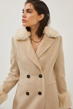 Ein Bekleidungsmodell aus dem Großhandel trägt 32980 - Coat - Beige, türkischer Großhandel Mantel von Setre