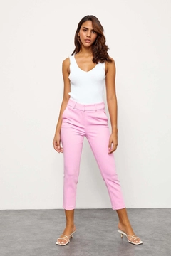 Bir model, Setre toptan giyim markasının 45221 - Trousers - Pink toptan Pantolon ürününü sergiliyor.