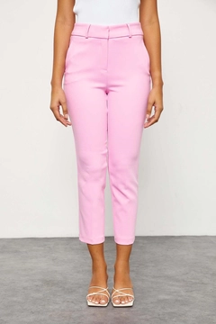 Bir model, Setre toptan giyim markasının 45221 - Trousers - Pink toptan Pantolon ürününü sergiliyor.