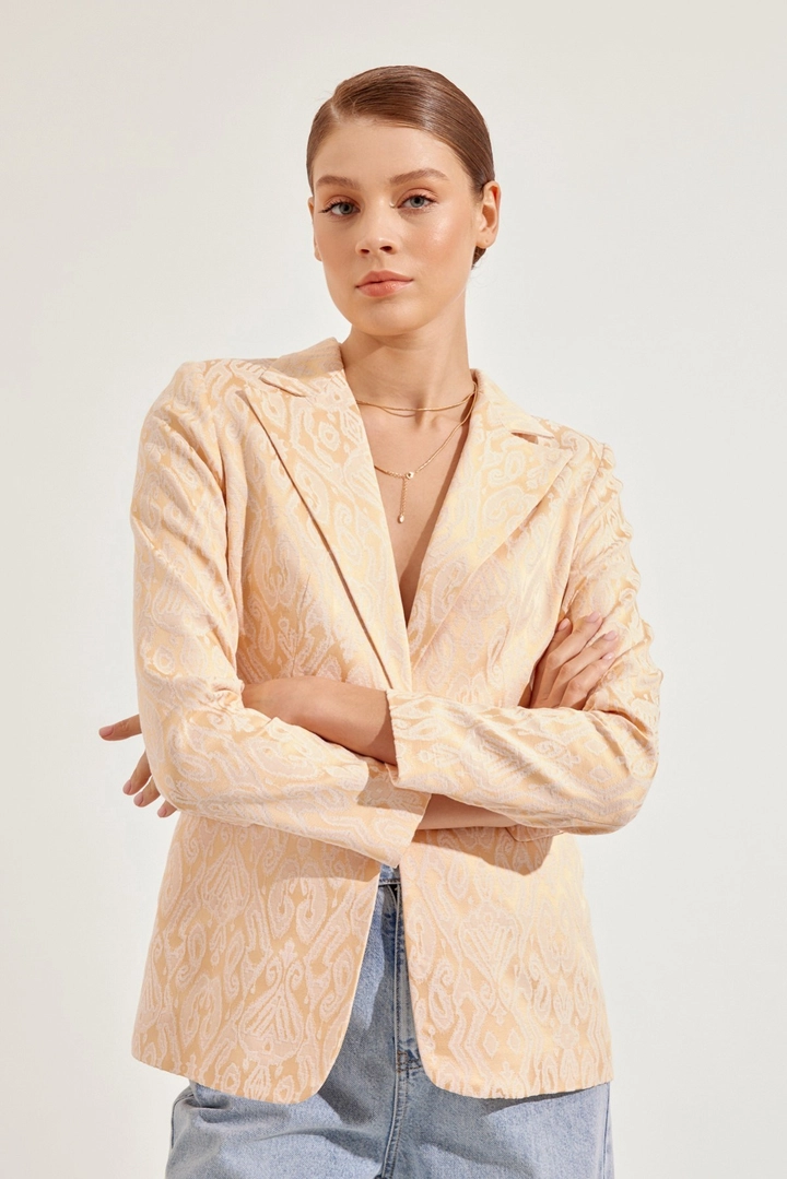 Una modella di abbigliamento all'ingrosso indossa 47188 - Jacket - Dark Beige, vendita all'ingrosso turca di Giacca di Setre