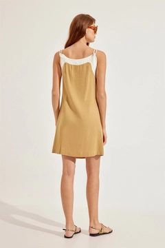 Bir model, Setre toptan giyim markasının 47198 - Dress - Ecru And Camel toptan Elbise ürününü sergiliyor.