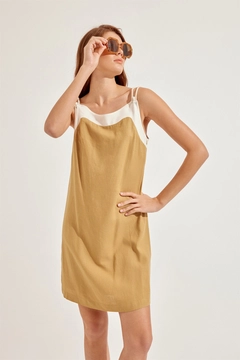 Ein Bekleidungsmodell aus dem Großhandel trägt 47198 - Dress - Ecru And Camel, türkischer Großhandel Kleid von Setre