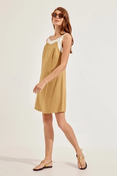 Ein Bekleidungsmodell aus dem Großhandel trägt 47198 - Dress - Ecru And Camel, türkischer Großhandel Kleid von Setre