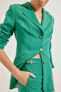 Bir model, Setre toptan giyim markasının 47214 - Suit - Green toptan Takım ürününü sergiliyor.