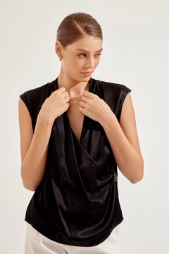 Una modella di abbigliamento all'ingrosso indossa 47219 - Blouse - Black, vendita all'ingrosso turca di Camicetta di Setre