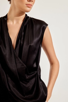 Ein Bekleidungsmodell aus dem Großhandel trägt 47219 - Blouse - Black, türkischer Großhandel Bluse von Setre