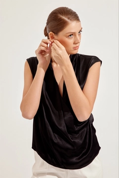 Bir model, Setre toptan giyim markasının 47219 - Blouse - Black toptan Bluz ürününü sergiliyor.