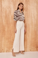 A model wears 40355 - Trousers - Ecru, wholesale undefined of Setre to display at Lonca