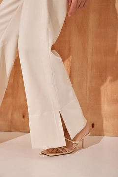 Hurtowa modelka nosi 40355 - Trousers - Ecru, turecka hurtownia Spodnie firmy Setre
