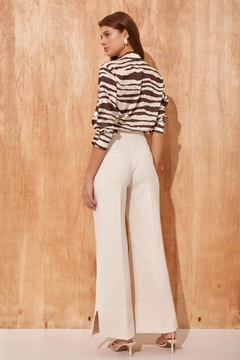 Bir model, Setre toptan giyim markasının 40355 - Trousers - Ecru toptan Pantolon ürününü sergiliyor.