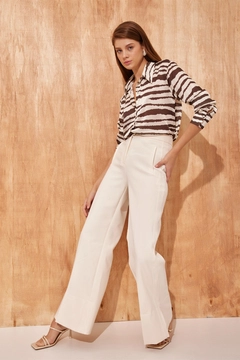 Ένα μοντέλο χονδρικής πώλησης ρούχων φοράει 40355 - Trousers - Ecru, τούρκικο Παντελόνι χονδρικής πώλησης από Setre
