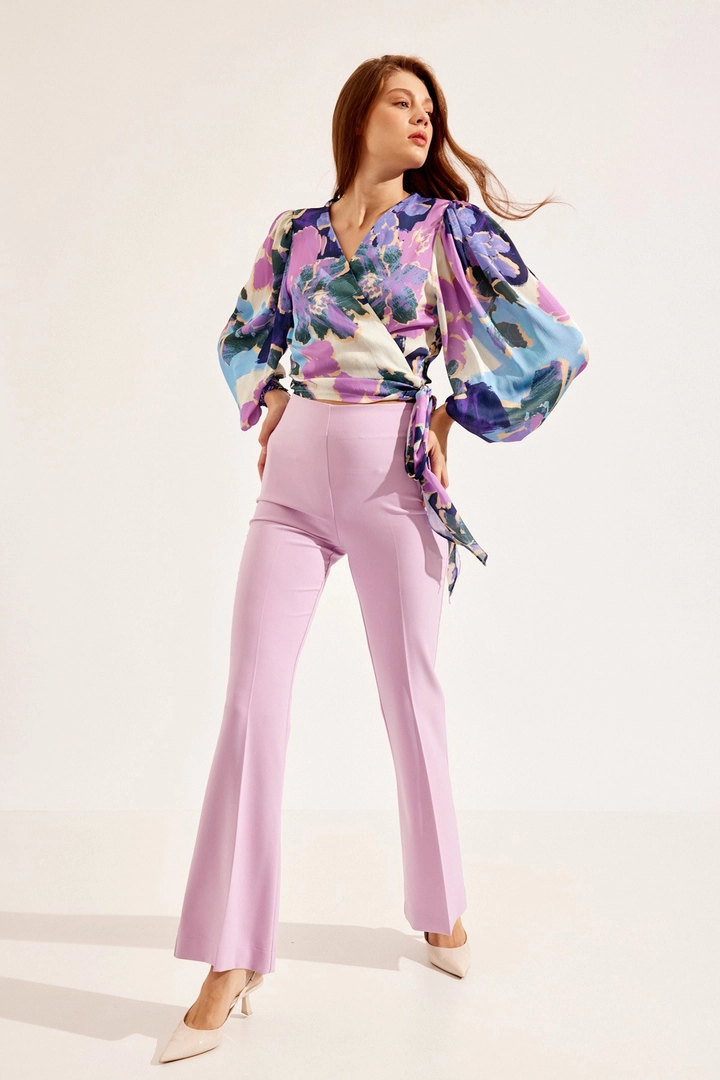 Bir model, Setre toptan giyim markasının 40402 - Blouse - Purple toptan Bluz ürününü sergiliyor.