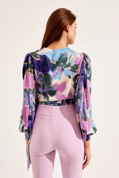 Ένα μοντέλο χονδρικής πώλησης ρούχων φοράει 40402 - Blouse - Purple, τούρκικο Μπλούζα χονδρικής πώλησης από Setre