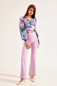 Bir model, Setre toptan giyim markasının 40402 - Blouse - Purple toptan Bluz ürününü sergiliyor.
