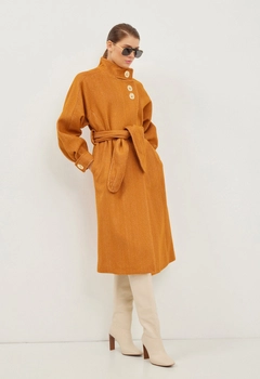 Una modella di abbigliamento all'ingrosso indossa 40419 - Coat - Tan, vendita all'ingrosso turca di Cappotto di Setre