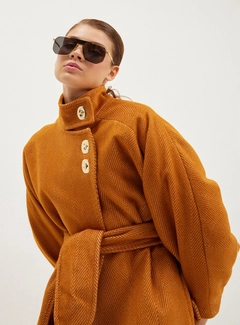 Bir model, Setre toptan giyim markasının 40419 - Coat - Tan toptan Kaban ürününü sergiliyor.
