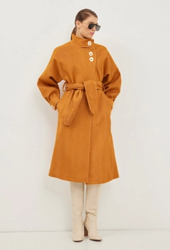 Una modella di abbigliamento all'ingrosso indossa 40419 - Coat - Tan, vendita all'ingrosso turca di Cappotto di Setre