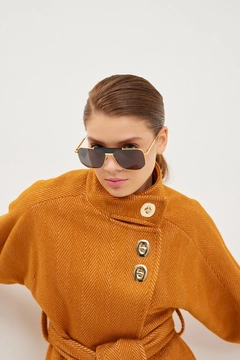 Ένα μοντέλο χονδρικής πώλησης ρούχων φοράει 40419 - Coat - Tan, τούρκικο Σακάκι χονδρικής πώλησης από Setre