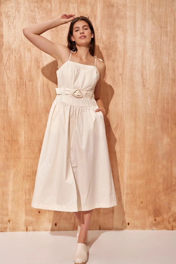 Ένα μοντέλο χονδρικής πώλησης ρούχων φοράει 40947 - Dress - Beige, τούρκικο Φόρεμα χονδρικής πώλησης από Setre