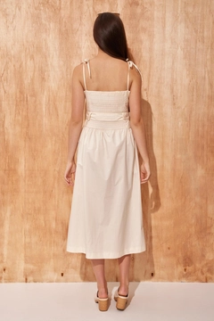 Una modella di abbigliamento all'ingrosso indossa 40947 - Dress - Beige, vendita all'ingrosso turca di Vestito di Setre