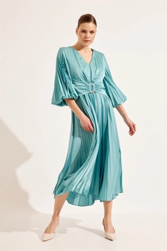Bir model, Setre toptan giyim markasının 41091 - Dress - Turquoise toptan Elbise ürününü sergiliyor.