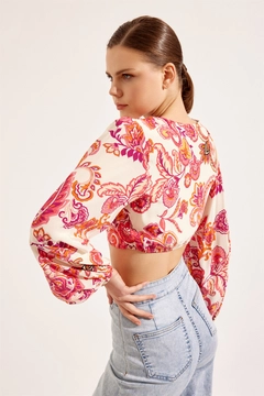 Bir model, Setre toptan giyim markasının 41117 - Blouse - Fuchsia toptan Bluz ürününü sergiliyor.