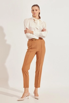 Bir model, Setre toptan giyim markasının STR10044 - Trousers - Camel toptan Pantolon ürününü sergiliyor.