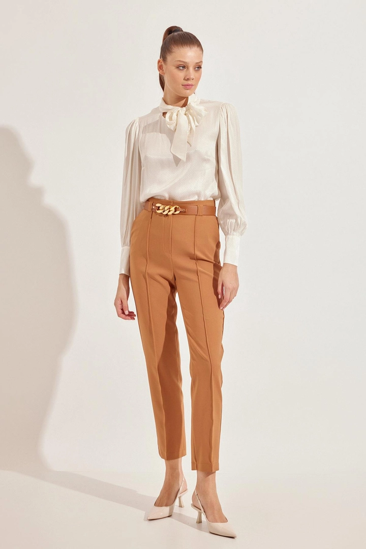 Bir model, Setre toptan giyim markasının STR10044 - Trousers - Camel toptan Pantolon ürününü sergiliyor.