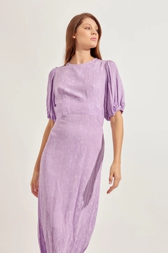 Bir model, Setre toptan giyim markasının STR10050 - Dress - Lilac toptan Elbise ürününü sergiliyor.