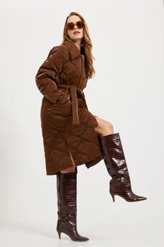 Una modella di abbigliamento all'ingrosso indossa STR10076 - Coat - Brown, vendita all'ingrosso turca di Cappotto di Setre