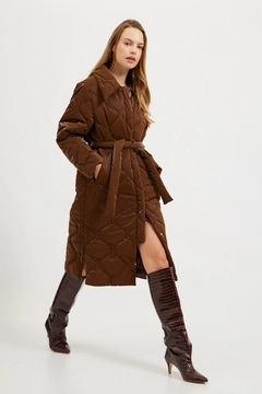 Una modella di abbigliamento all'ingrosso indossa STR10076 - Coat - Brown, vendita all'ingrosso turca di Cappotto di Setre