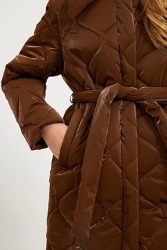 Ένα μοντέλο χονδρικής πώλησης ρούχων φοράει STR10076 - Coat - Brown, τούρκικο Σακάκι χονδρικής πώλησης από Setre