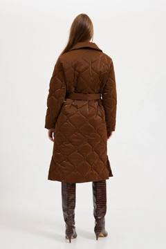 Bir model, Setre toptan giyim markasının STR10076 - Coat - Brown toptan Kaban ürününü sergiliyor.