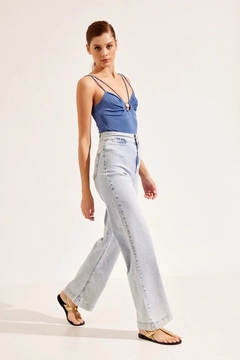 Ένα μοντέλο χονδρικής πώλησης ρούχων φοράει STR10003 - Jeans - Blue, τούρκικο Τζιν χονδρικής πώλησης από Setre