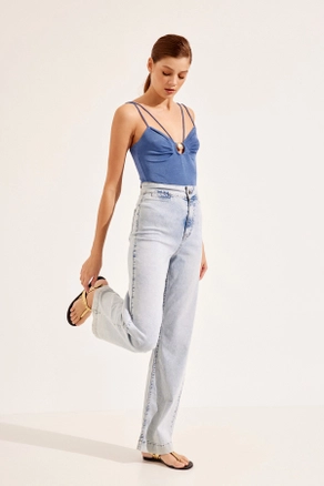 A model wears STR10003 - Jeans - Blue, wholesale undefined of Setre to display at Lonca
