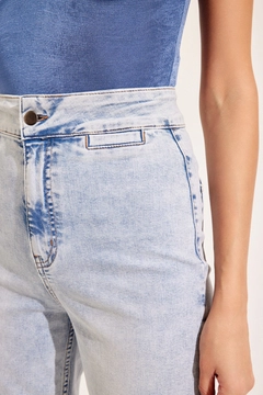 Bir model, Setre toptan giyim markasının STR10003 - Jeans - Blue toptan Kot Pantolon ürününü sergiliyor.