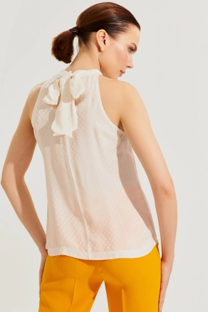 A model wears STR10145 - Blouse - Stone, wholesale undefined of Setre to display at Lonca