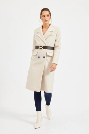 A model wears STR10113 - Coat - Beige, wholesale undefined of Setre to display at Lonca
