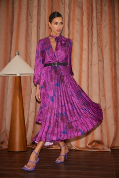 Ένα μοντέλο χονδρικής πώλησης ρούχων φοράει STR10293 - Dress - Purple, τούρκικο Φόρεμα χονδρικής πώλησης από Setre