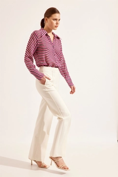 Bir model, Setre toptan giyim markasının STR10201 - Trousers - Ecru toptan Pantolon ürününü sergiliyor.
