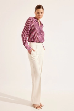 Una modella di abbigliamento all'ingrosso indossa STR10201 - Trousers - Ecru, vendita all'ingrosso turca di Pantaloni di Setre