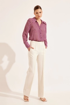 Bir model, Setre toptan giyim markasının STR10201 - Trousers - Ecru toptan Pantolon ürününü sergiliyor.