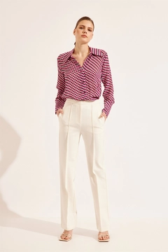 Een kledingmodel uit de groothandel draagt STR10201 - Trousers - Ecru, Turkse groothandel Broek van Setre