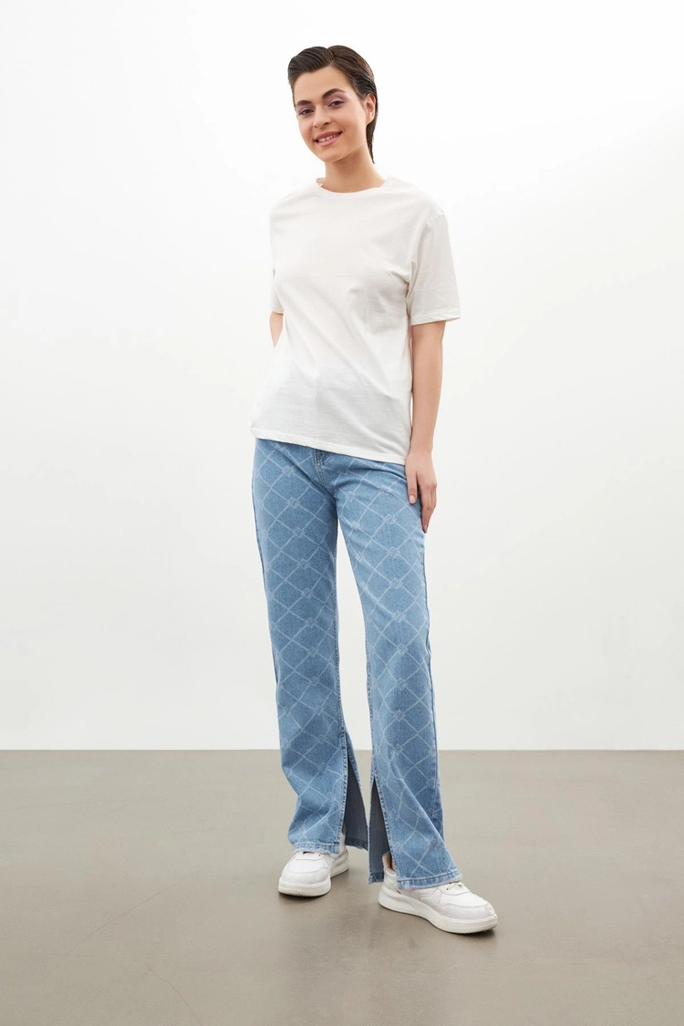 A model wears STR10408 - T-shirt - Ecru, wholesale Tshirt of Setre to display at Lonca