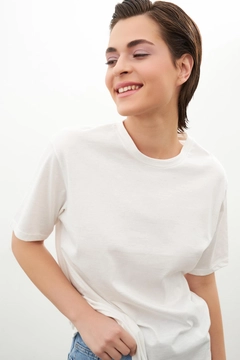 Een kledingmodel uit de groothandel draagt STR10408 - T-shirt - Ecru, Turkse groothandel T-shirt van Setre