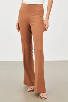 Bir model, Setre toptan giyim markasının STR10568 - Pants - Camel toptan Pantolon ürününü sergiliyor.